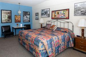 皮奇斯普林斯大峡谷洞穴宾馆的卧室配有1张床、1张桌子和1把椅子