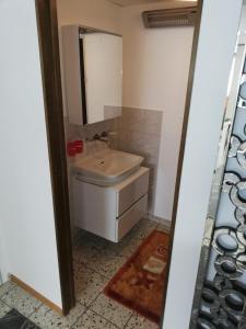 施普吕根Suretta2的一间带水槽和镜子的浴室