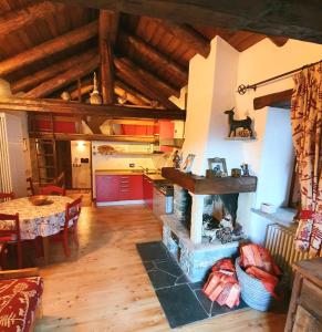 瓦托内切CHALET DI MONTAGNA, Valtournenche-Cervinia的一间厨房和带壁炉的用餐室。