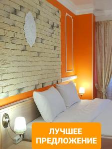 克拉斯诺达尔Квартира в ЖК Центральный на Буденного的卧室配有白色的床和砖墙