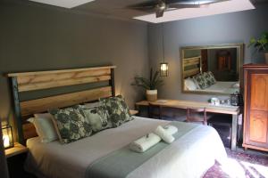 鲁德普特Green Pascua的一间卧室配有一张床,上面有两条毛巾