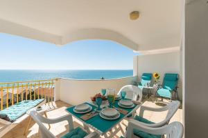 波尔蒂芒Algarve's Best Sea View的阳台配有餐桌和椅子,享有海景