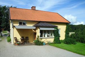 Hökerum秀布莱博斯度假屋的黄色房子,有橙色屋顶