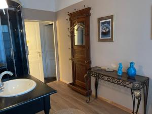 穆斯捷-圣玛丽Domaine d'Angouire的一间带水槽和镜子的浴室