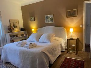 穆斯捷-圣玛丽Domaine d'Angouire的卧室配有白色床和毛巾