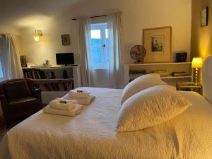 穆斯捷-圣玛丽Domaine d'Angouire的一间卧室配有一张床,上面有两条毛巾