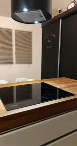 AussonneMEET - AIRBUS - TRAMWAY的厨房配有黑色微波炉和台面