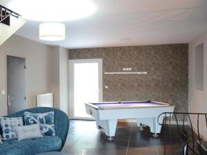 圣佩赖心藤旅馆的客厅配有台球桌和沙发