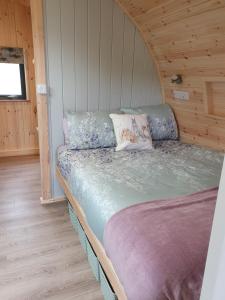 奥克尼Lilly's Lodges Orkney Robin Lodge的小木屋内一间卧室,配有一张床