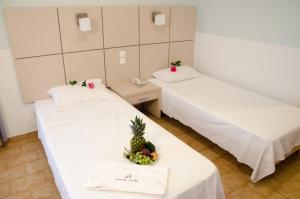 奈德里阿索斯酒店的客房内的两张床,配上一碗水果