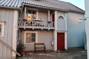 瓦斯泰纳Vadstena innerstad的一个带红色门和阳台的房子