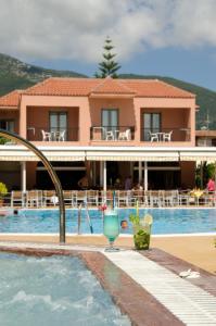 奈德里阿索斯酒店的一座带游泳池和大楼的度假村