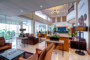 罗勇坎塔瑞海湾罗勇服务公寓式酒店的大堂配有沙发和桌椅