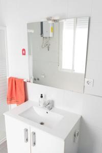 穆尔西亚Apartamento Alexa, a 800mts Catedral WiFi Smart TV的白色的浴室设有水槽和镜子