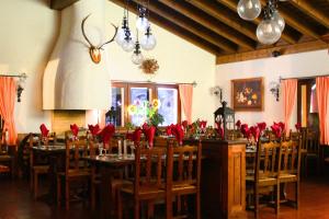 Medels im Rheinwald瓦尔瑟霍夫酒店兼餐厅的一间设有桌椅和红色弓的用餐室