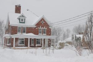 坎贝尔顿Napier House的一座红砖房子,上面有雪