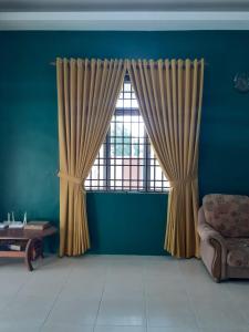 Kampong Alor SenjayaHomestay Chik Da的客房设有带窗帘和椅子的窗户。