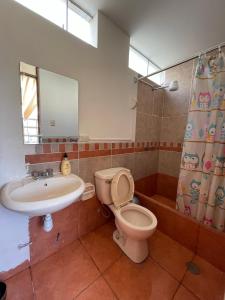 特鲁希略Exclusivo Apartamento en el corazón de Trujillo的一间带卫生间、水槽和镜子的浴室