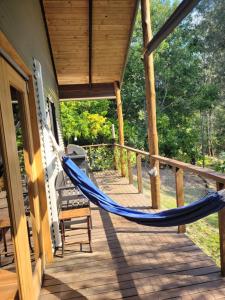 Kookaburra Cottage at Uralba Eco Cottages的阳台或露台