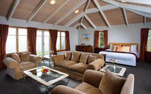 CassGrasmere Lodge的酒店客房设有床和客厅。