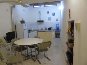 科尔多瓦Casamundocba的一间厨房,里面配有桌椅