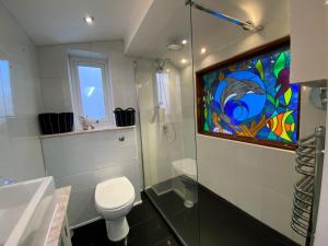 托基Rooms At Babbacombe的一间带卫生间和彩色玻璃窗的浴室