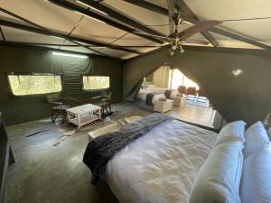 Newburg Lodge & Luxury Bush Tents, Elements Private Golf Reserve客房内的一张或多张床位