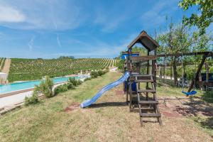 阿夸维瓦皮切纳Casali Costadoro的游泳池旁的一个带蓝色滑梯的游乐场