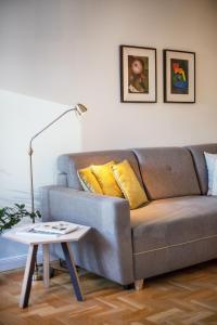 考纳斯Art & Comfort Home的客厅配有沙发和桌子
