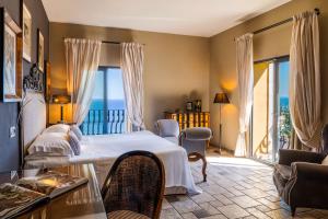 陶尔米纳卡尔洛塔别墅酒店的酒店客房设有一张床和一个阳台。