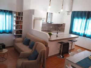 蒙特弗里奥Alojamiento rural El Yate的带沙发的客厅和厨房