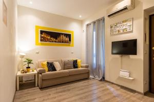 米兰Lemon Suite - Fiera Milano - City Life的带沙发和电视的客厅