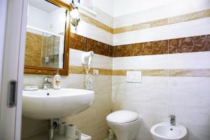 费尔特雷Casa Novecento的一间带水槽和卫生间的浴室