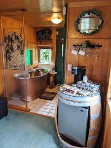 塞奎姆Olympic Railway Inn的带浴缸和盥洗盆的rv浴室