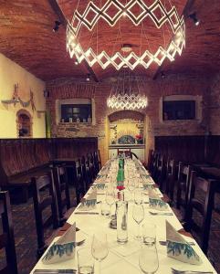 BrezovicaPr Kopač的餐厅里一张长桌,配有椅子和眼镜