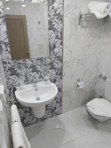 卢克索莲花卢克索酒店的一间带水槽、镜子和卫生间的浴室