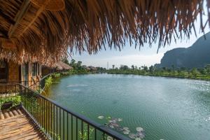 宁平Halise Home and Retreat Ninh Binh的从度假村的阳台可欣赏到河流景色