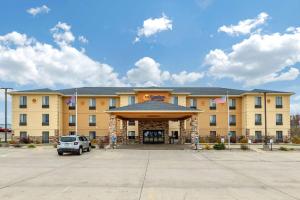 锡达拉皮兹Comfort Inn & Suites Cedar Rapids North - Collins Road的大型酒店前面设有停车场