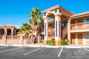 拉斯克鲁塞斯Quality Inn & Suites Las Cruces - University Area的前面有停车位的大楼