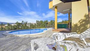 蒙特巴巴特Villa Camel - Lloret de Mar的一个带椅子的庭院和一个游泳池