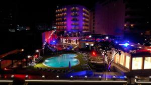 卢克索莲花卢克索酒店的城市中心的一个游泳池