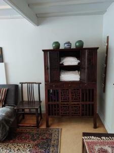 霍姆弗斯Beautiful quiet room in the heart of Holmfirth的客厅配有木制橱柜和椅子
