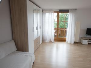 Wildsteig凯博格兰德酒店及客栈的白色的客房设有床和大窗户