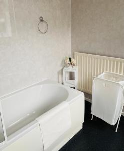 BlytheTown centre stay Northumberland FREE WIFI AND CLOSE TO BEACH的白色的浴室设有浴缸和水槽。
