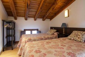 锡古恩萨中世纪顶级公寓的一间卧室设有两张床和木制天花板
