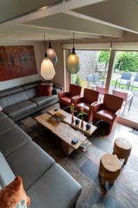 迪尔森-斯托科姆Tussen Hemel en Maas的带沙发和咖啡桌的客厅