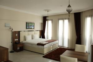 北尼科西亚En Kaya Hotel的卧室配有一张床和一张桌子及椅子