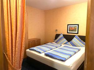 科赫姆苏伟古斯瑟姆酒店的一间卧室配有一张带蓝色和白色枕头的床