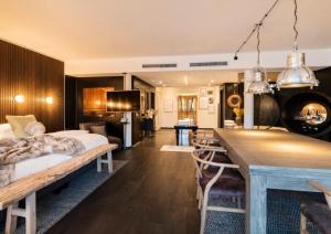 不莱梅昂贝弗拉斯设计酒店的酒店客房 - 带一张床和用餐室