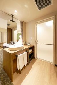 东京Keisei Richmond Hotel Tokyo Kinshicho的一间带水槽和镜子的浴室